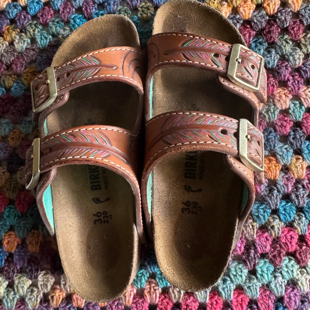 Birkenstock Hand tooled Tan Leather w/feather design - Picture 3 of 4